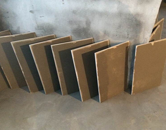 空調岀風口和回風口必須加固，再封上石膏板